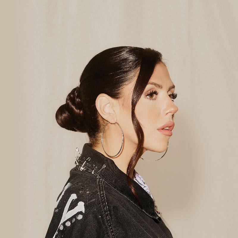 Lizzie Morgan Unveils New Single “Let The Alabaster Break”